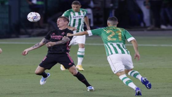 Soccer Football - La Liga Santander - Real Betis v Real Madrid - Estadio Benito Villamarin, Seville, Spain - September 26, 2020. Real Betis' Guido Rodriguez in action with Real Madrid's Toni Kroos REUTERS/Marcelo Del Pozo