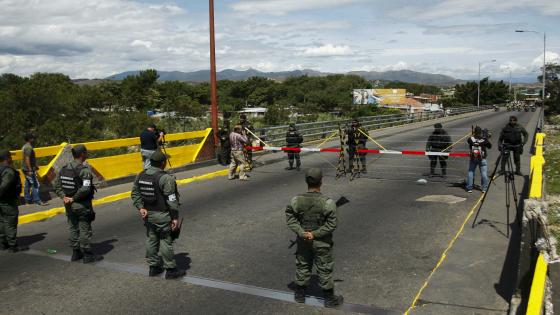 Venezuela's National Guards (bottom) stand in front of Colombia's soldiers at Simon Bolivar international bridge, on the border with Colombia, at San Antonio in Tachira state, Venezuela August 20, 2015. Venezuela's President Nicolas Maduro late Wednesday ordered two border crossings to Colombia closed for 72 hours after a shoot-out left three soldiers injured. The members of the military were attacked during an anti-smuggling operation in the Venezuelan border town of San Antonio in the state of Tachira, according to the government. REUTERS/Carlos Eduardo Ramirez TPX IMAGES OF THE DAY - RTX1OZOH