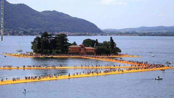 Floating Piers تسمح لزوار ساحل ايزو الايطالي بالمرور فوق الماء