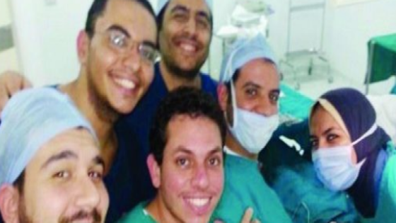 صورة سيلفي لطبيب في مصر في غرفة عمليات تتطيح به من عمله وتحيله إلى التحقيقات .. إتهامات بفساد إنساني وأخلاقي وإداري